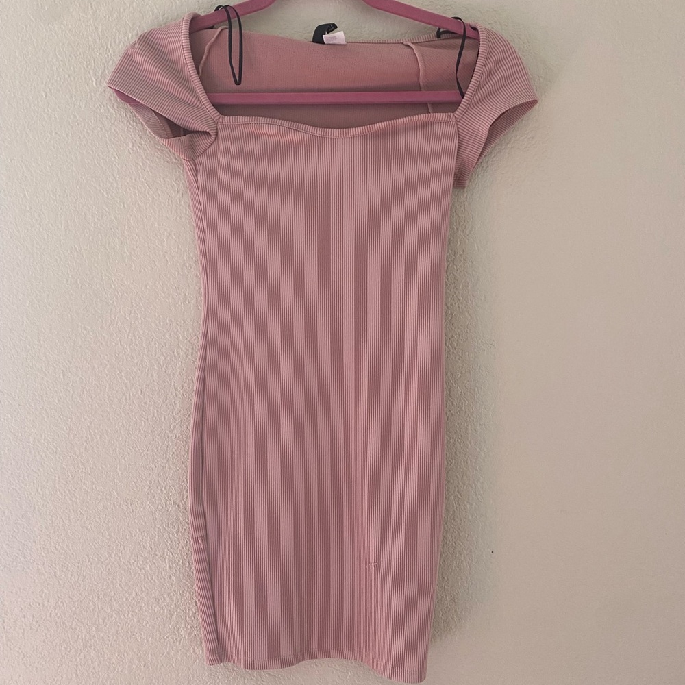 Elegant Pink Ribbed Dress